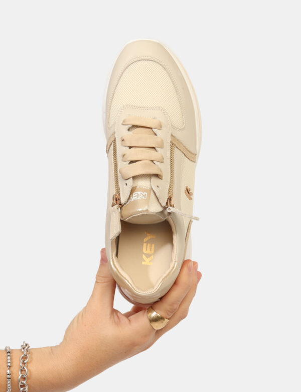 Sneakers Keys Beige - Sneakers con suola rialzata, in tessuto e cuoio total beige con dettagli e zip dorata. L'indossatura è