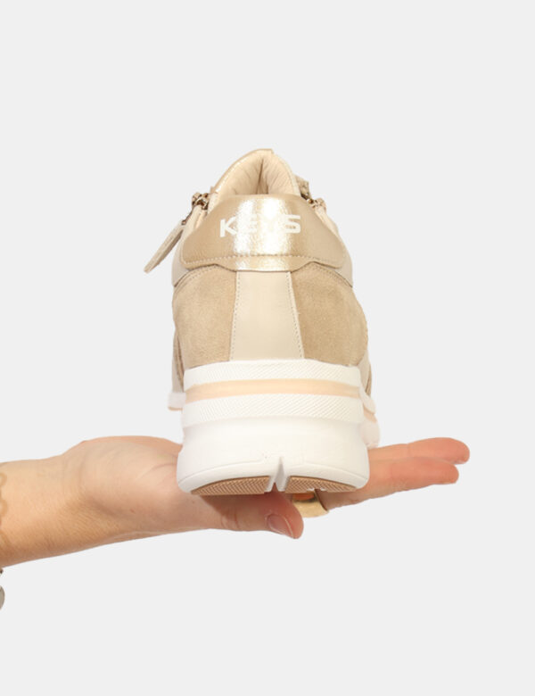 Sneakers Keys Beige - Sneakers con suola rialzata, in tessuto e cuoio total beige con dettagli e zip dorata. L'indossatura è