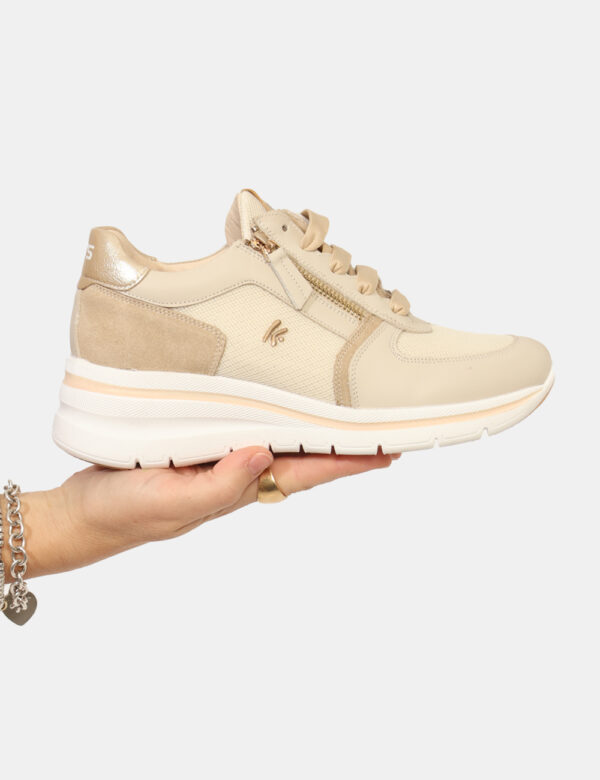 Sneakers Keys Beige - Sneakers con suola rialzata, in tessuto e cuoio total beige con dettagli e zip dorata. L'indossatura è