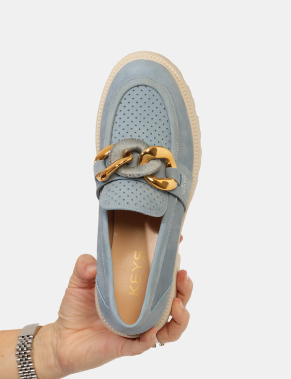 Mocassini Keys Azzurro - Originale mocassino in simil scamosciato, total azzurro pastello con tomaia parzialmente traforata.