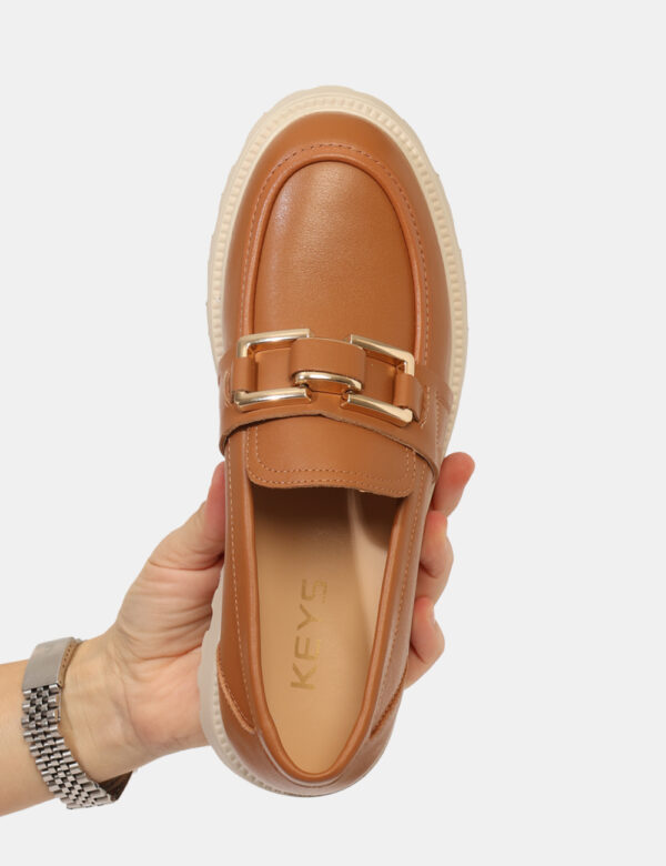 Mocassini Keys Marrone - Mocassino classico in cuoio total marrone con fibia dorata che dona luce a questa calzatura. L'indo