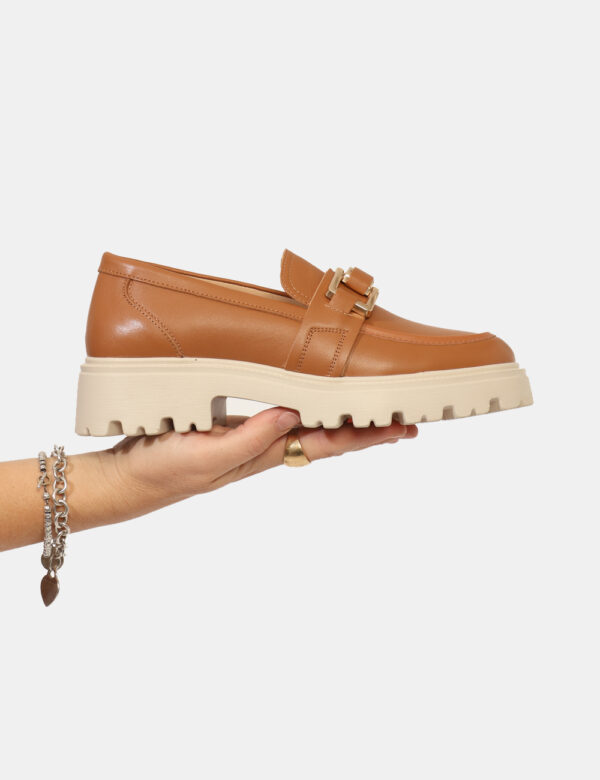 Mocassini Keys Marrone - Mocassino classico in cuoio total marrone con fibia dorata che dona luce a questa calzatura. L'indo