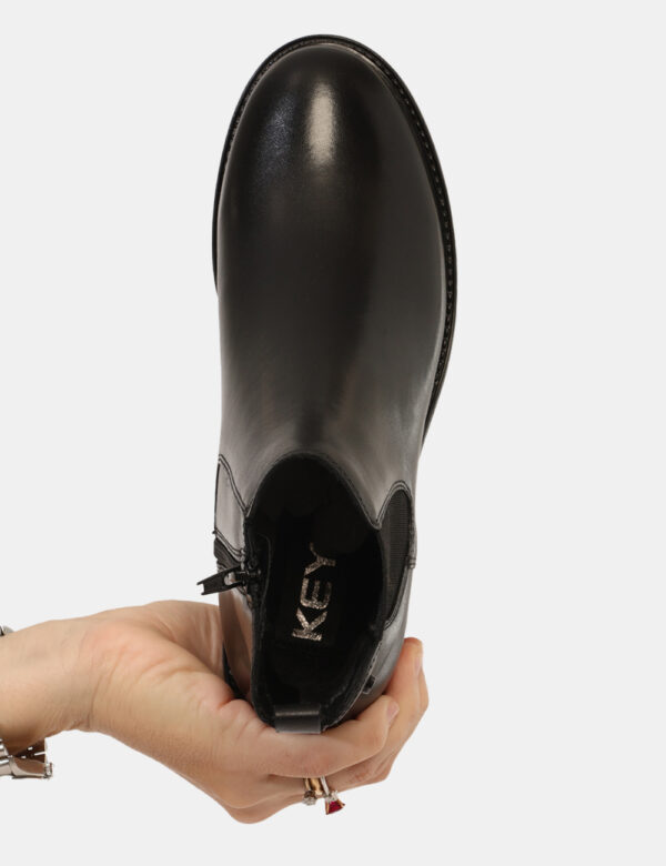 Stivaletti Keys Nero - Elegante stivaletto in cuoio total nero, con tacco basso e largo, inserto in tessuto elastico e zip l