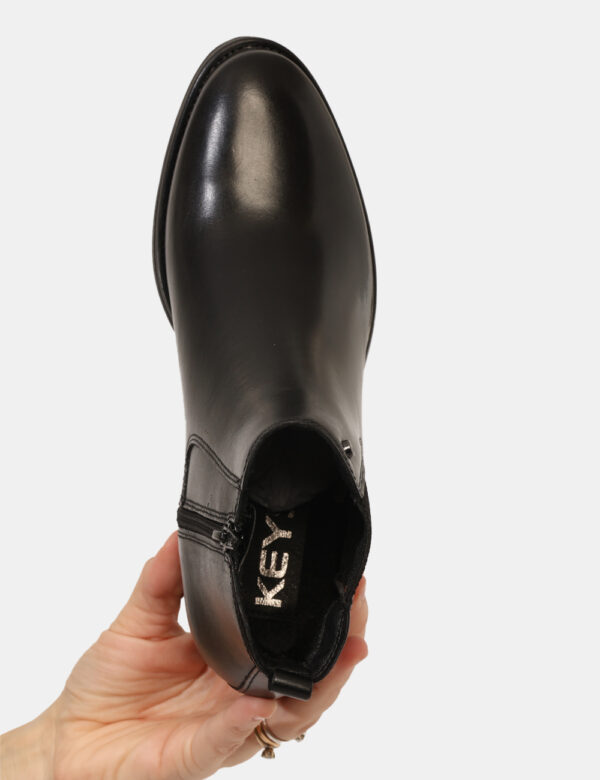 Stivaletti Keys Nero - Elegante stivaletto in cuoio total nero, con tacco basso e largo, inserto in tessuto elastico e zip l