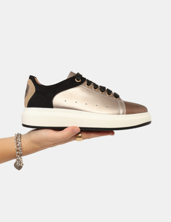 Sneakers Keys Bronzo - Sneakers in tessuto e cuoio total bronze con dettagli neri. L'indossatura è pratica e confortevole an