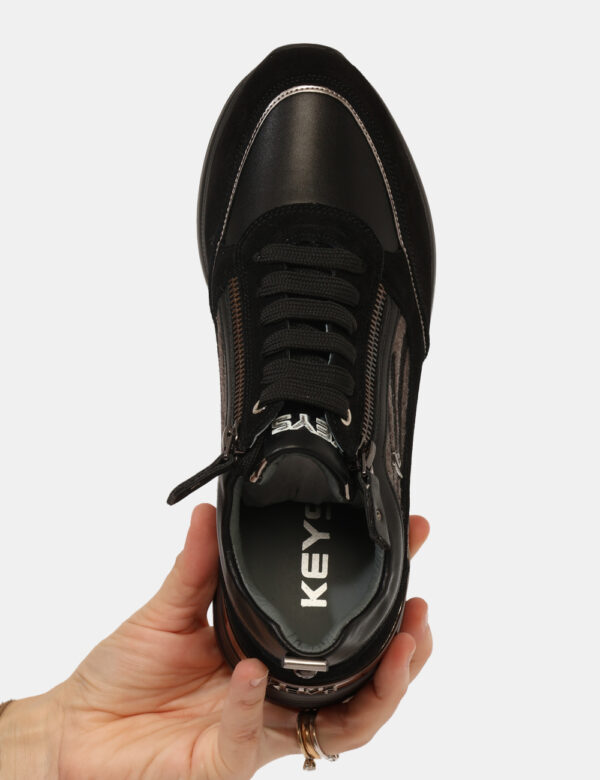 Sneakers Keys Nero - Sneakers con suola rialzata, in tessuto e cuoio total nero con dettagli e zip argentata. L'indossatura