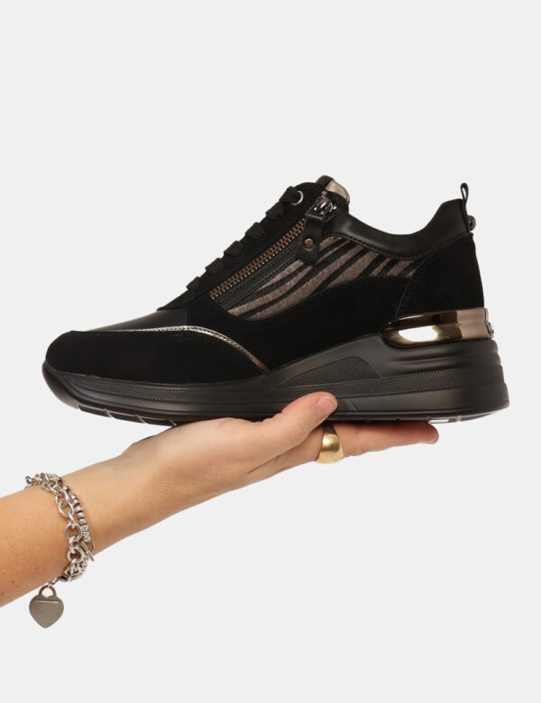 Sneakers Keys Nero - Sneakers con suola rialzata, in tessuto e cuoio total nero con dettagli e zip argentata. L'indossatura