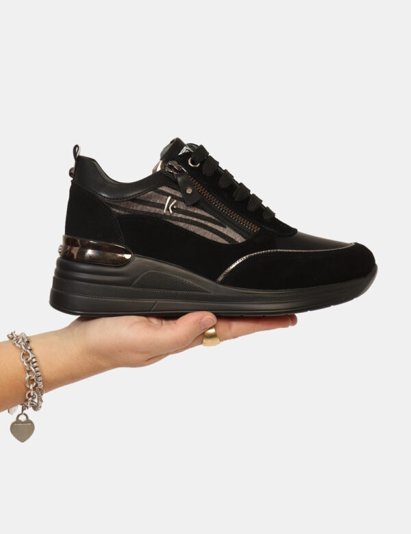 Sneakers Keys Nero - Sneakers con suola rialzata, in tessuto e cuoio total nero con dettagli e zip argentata. L'indossatura