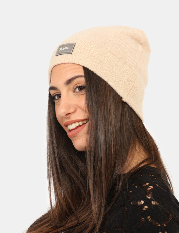 Cappello Yes Zee Beige - Cappellino modello berretto con risvoltino, in total beige, più patch logo brand e filo lurex dorat