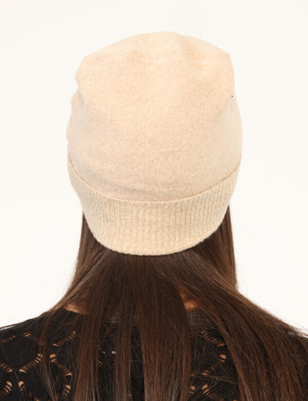 Cappello Yes Zee Beige - Cappellino modello berretto con risvoltino, in total beige, più patch logo brand e filo lurex dorat