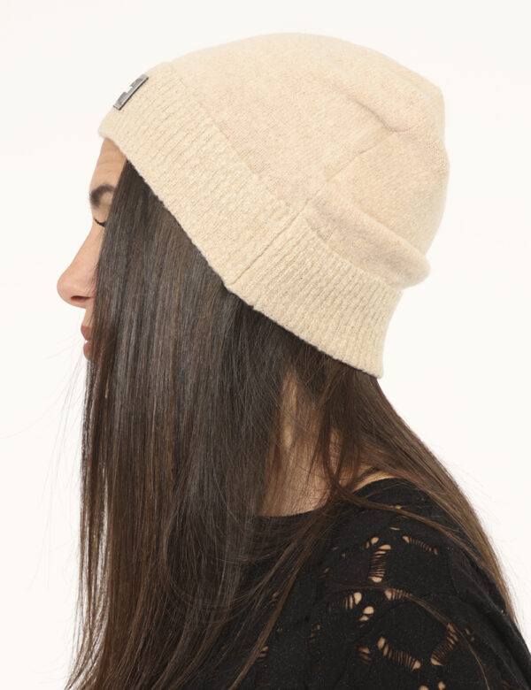 Cappello Yes Zee Beige - Cappellino modello berretto con risvoltino, in total beige, più patch logo brand e filo lurex dorat