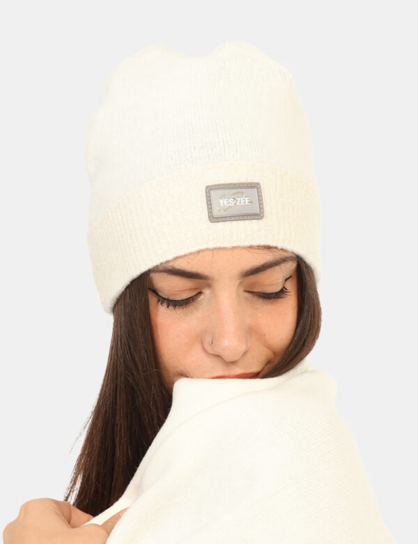 Cappello Yes Zee Bianco - Cappellino modello berretto con risvoltino, in total bianco, più patch logo brand e filo lurex dor