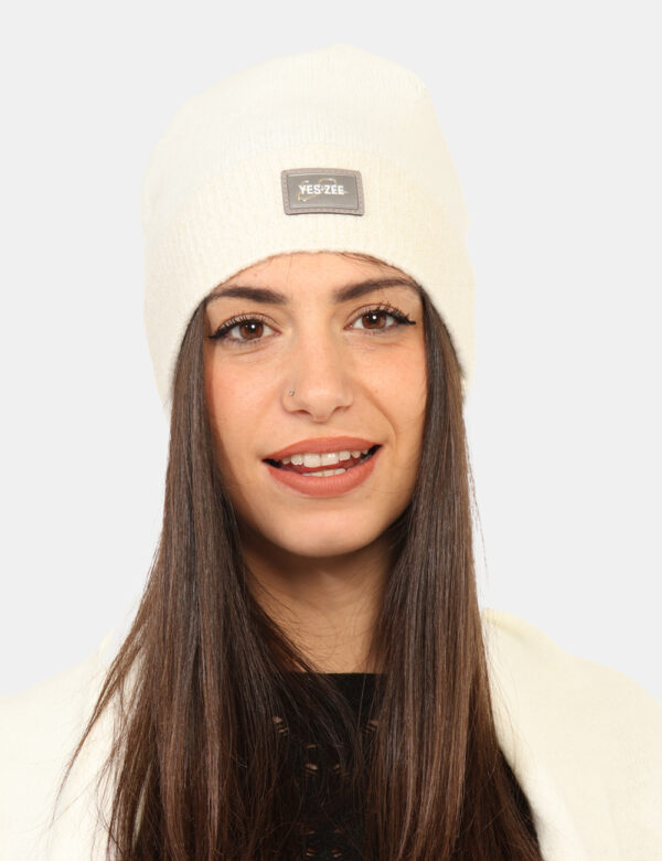 Cappello Yes Zee Bianco - Cappellino modello berretto con risvoltino, in total bianco, più patch logo brand e filo lurex dor