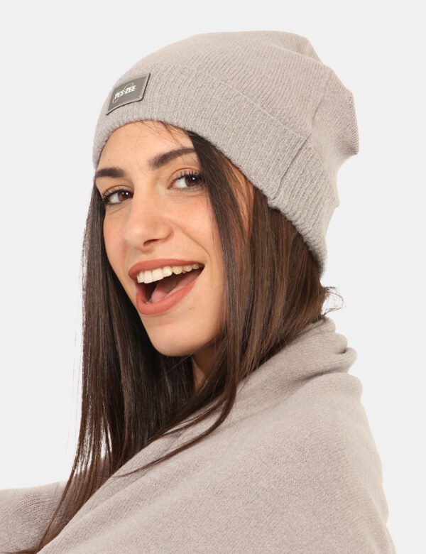 Cappello Yes Zee Grigio - Cappellino modello berretto con risvoltino, in total grigio perla, più patch logo brand e filo lur