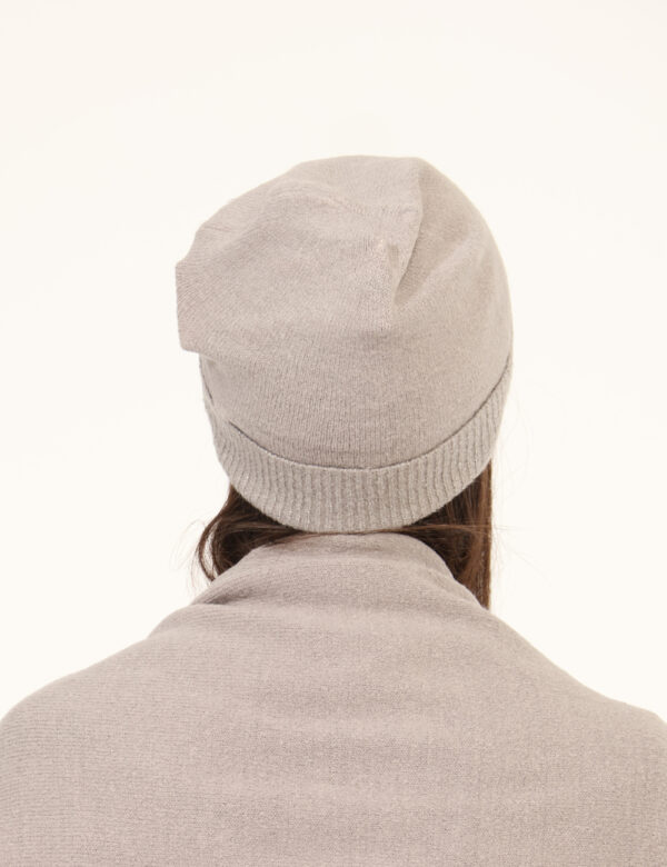 Cappello Yes Zee Grigio - Cappellino modello berretto con risvoltino, in total grigio perla, più patch logo brand e filo lur