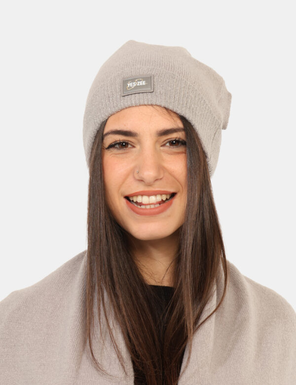 Cappello Yes Zee Grigio - Cappellino modello berretto con risvoltino, in total grigio perla, più patch logo brand e filo lur