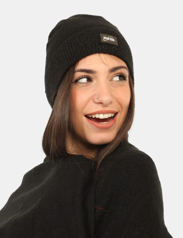 Cappello Yes Zee Nero - Cappellino modello berretto con risvoltino, in total nero, più patch logo brand e filo lurex dorato