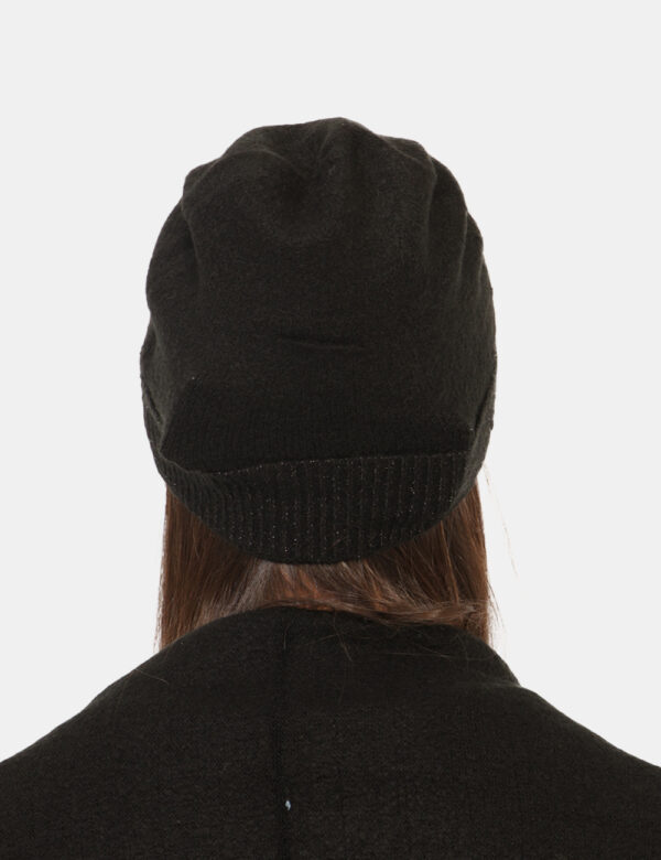 Cappello Yes Zee Nero - Cappellino modello berretto con risvoltino, in total nero, più patch logo brand e filo lurex dorato