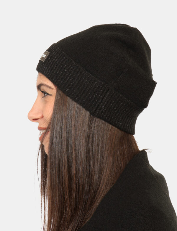 Cappello Yes Zee Nero - Cappellino modello berretto con risvoltino, in total nero, più patch logo brand e filo lurex dorato
