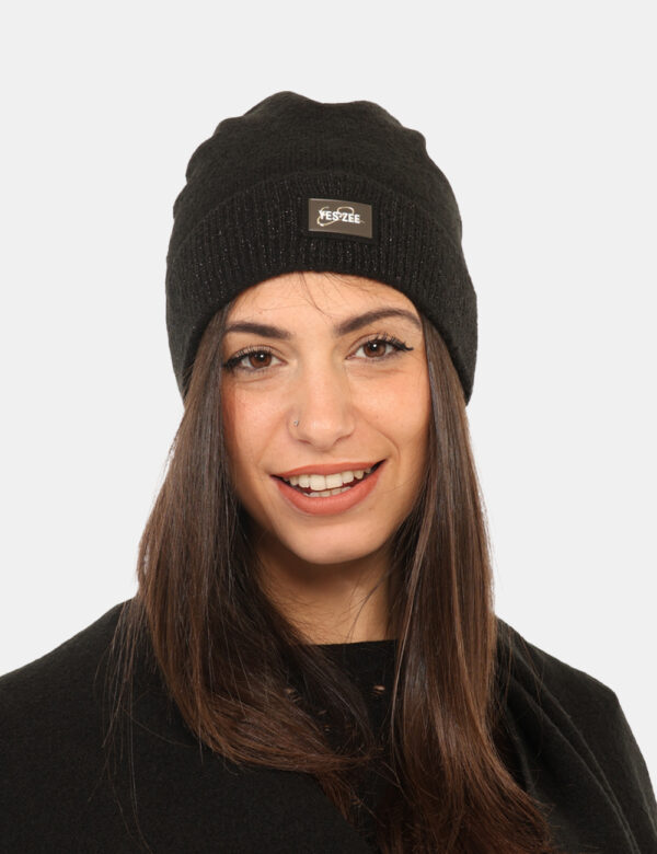 Cappello Yes Zee Nero - Cappellino modello berretto con risvoltino, in total nero, più patch logo brand e filo lurex dorato