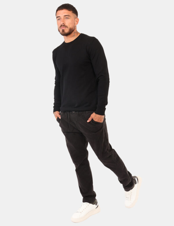 Pantaloni Goha Nero - Pantaloni in simil jeans total nero, con tasche a taglio trasversale e tasche sul retro. La vestibilit