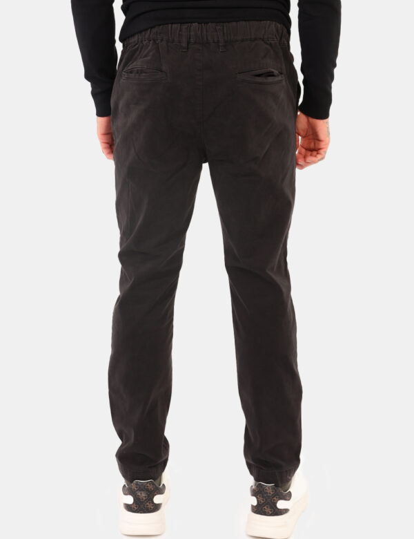 Pantaloni Goha Nero - Pantaloni in simil jeans total nero, con tasche a taglio trasversale e tasche sul retro. La vestibilit
