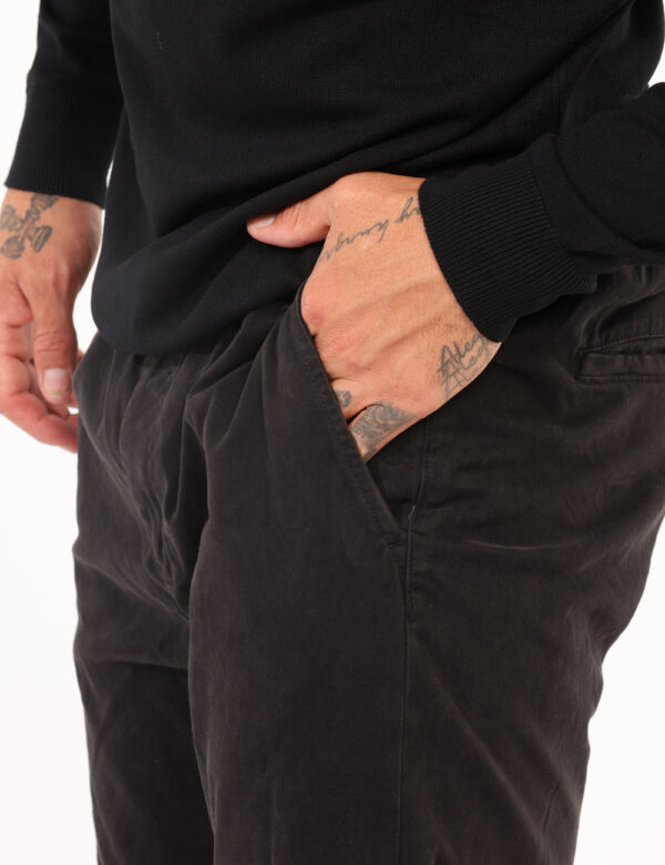 Pantaloni Goha Nero - Pantaloni in simil jeans total nero, con tasche a taglio trasversale e tasche sul retro. La vestibilit