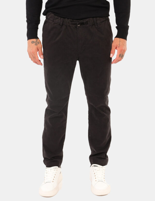 Pantaloni Goha Nero - Pantaloni in simil jeans total nero, con tasche a taglio trasversale e tasche sul retro. La vestibilit