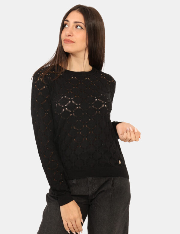 Maglione Yes Zee Nero - Maglione traforato, in total nero con girocollo classico e filo lurex. La vestibilità è morbida e re