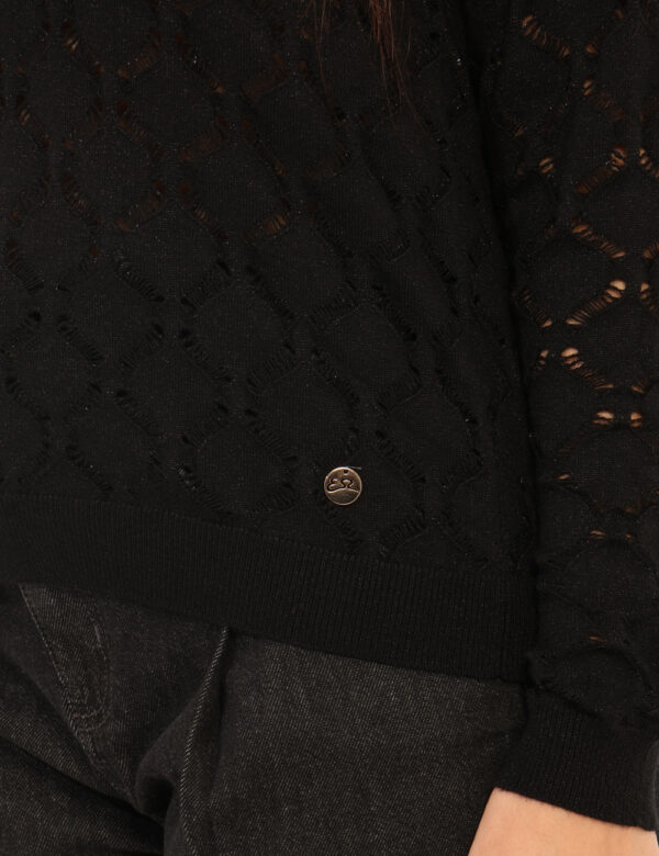 Maglione Yes Zee Nero - Maglione traforato, in total nero con girocollo classico e filo lurex. La vestibilità è morbida e re