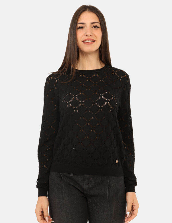 Maglione Yes Zee Nero - Maglione traforato, in total nero con girocollo classico e filo lurex. La vestibilità è morbida e re