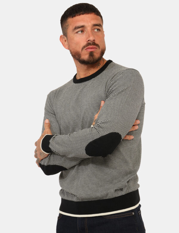 Maglione Yes Zee Nero - Maglione classico girocollo su fantasia rigata bianco e nero. La vestibilità del capo è morbida e re