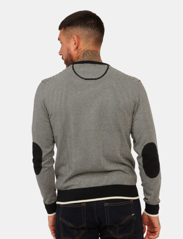 Maglione Yes Zee Nero - Maglione classico girocollo su fantasia rigata bianco e nero. La vestibilità del capo è morbida e re