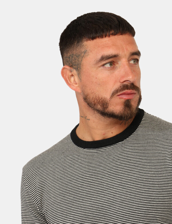 Maglione Yes Zee Nero - Maglione classico girocollo su fantasia rigata bianco e nero. La vestibilità del capo è morbida e re