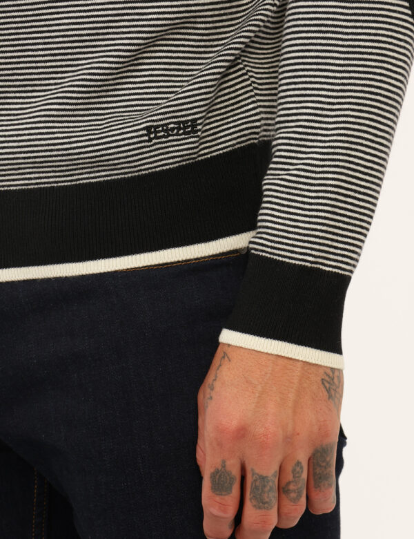 Maglione Yes Zee Nero - Maglione classico girocollo su fantasia rigata bianco e nero. La vestibilità del capo è morbida e re