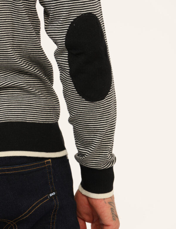 Maglione Yes Zee Nero - Maglione classico girocollo su fantasia rigata bianco e nero. La vestibilità del capo è morbida e re