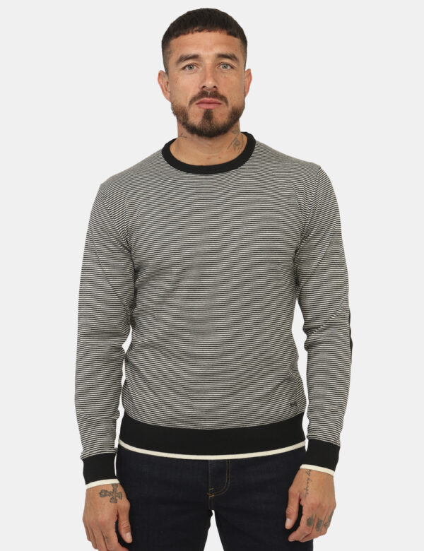 Maglione Yes Zee Nero - Maglione classico girocollo su fantasia rigata bianco e nero. La vestibilità del capo è morbida e re
