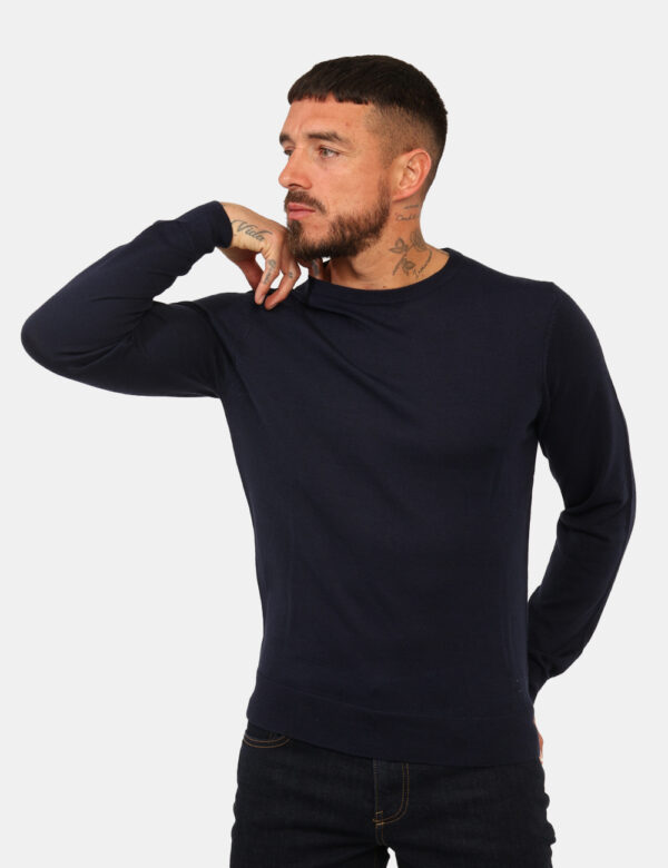 Maglione Yes Zee Blu - Maglione classico in total blu navy con girocollo. La vestibilità è morbida e regolare. Il maglione è