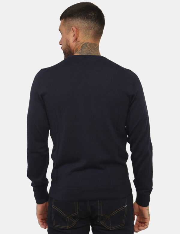 Maglione Yes Zee Blu - Maglione classico in total blu navy con girocollo. La vestibilità è morbida e regolare. Il maglione è