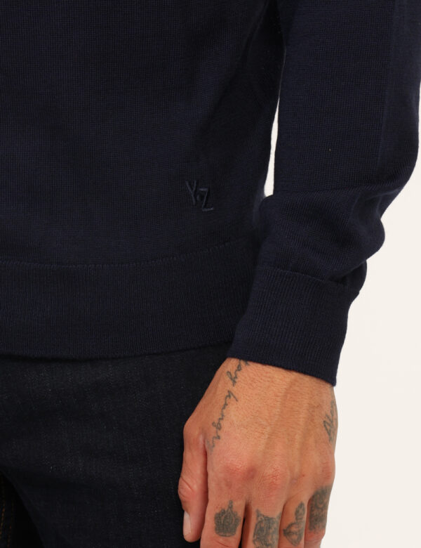 Maglione Yes Zee Blu - Maglione classico in total blu navy con girocollo. La vestibilità è morbida e regolare. Il maglione è
