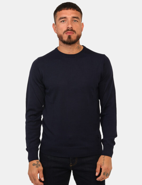 Maglione Yes Zee Blu - Maglione classico in total blu navy con girocollo. La vestibilità è morbida e regolare. Il maglione è