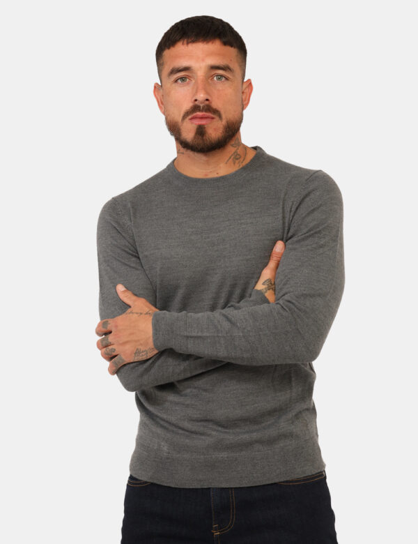 Maglione Yes Zee Grigio - Maglione classico in total grigio con girocollo. La vestibilità è morbida e regolare. Il maglione