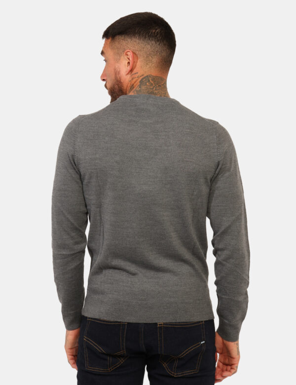 Maglione Yes Zee Grigio - Maglione classico in total grigio con girocollo. La vestibilità è morbida e regolare. Il maglione