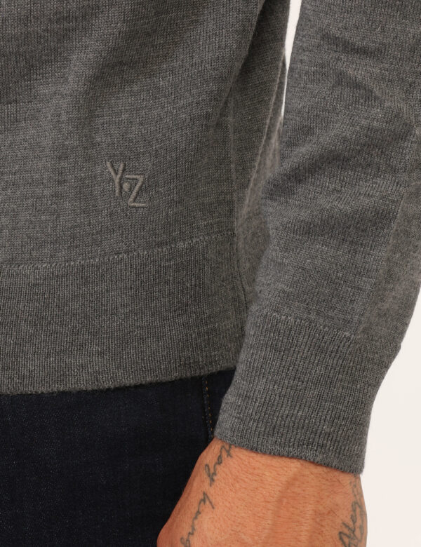 Maglione Yes Zee Grigio - Maglione classico in total grigio con girocollo. La vestibilità è morbida e regolare. Il maglione