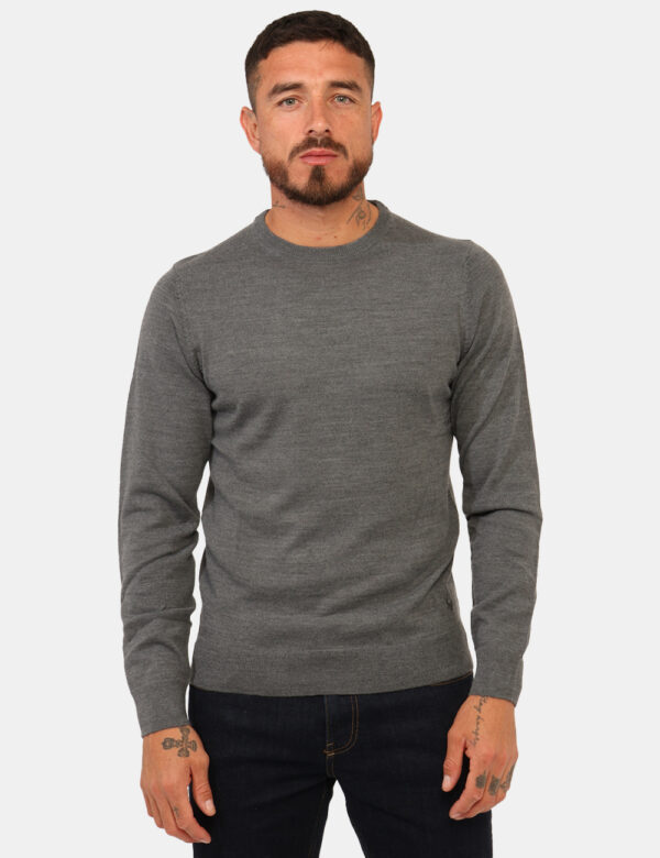 Maglione Yes Zee Grigio - Maglione classico in total grigio con girocollo. La vestibilità è morbida e regolare. Il maglione