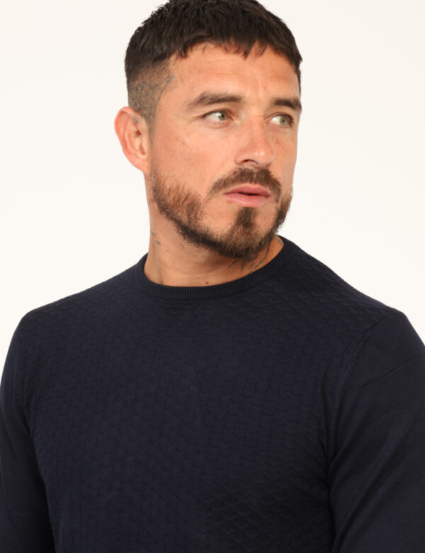 Maglione Yes Zee Blu - Maglione classico, girocollo, con trama intrecciata e in total blu. La vestibilità è morbida e regola