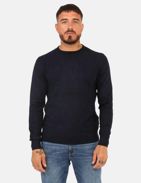 Maglione Yes Zee Blu - Maglione classico, girocollo, con trama intrecciata e in total blu. La vestibilità è morbida e regola