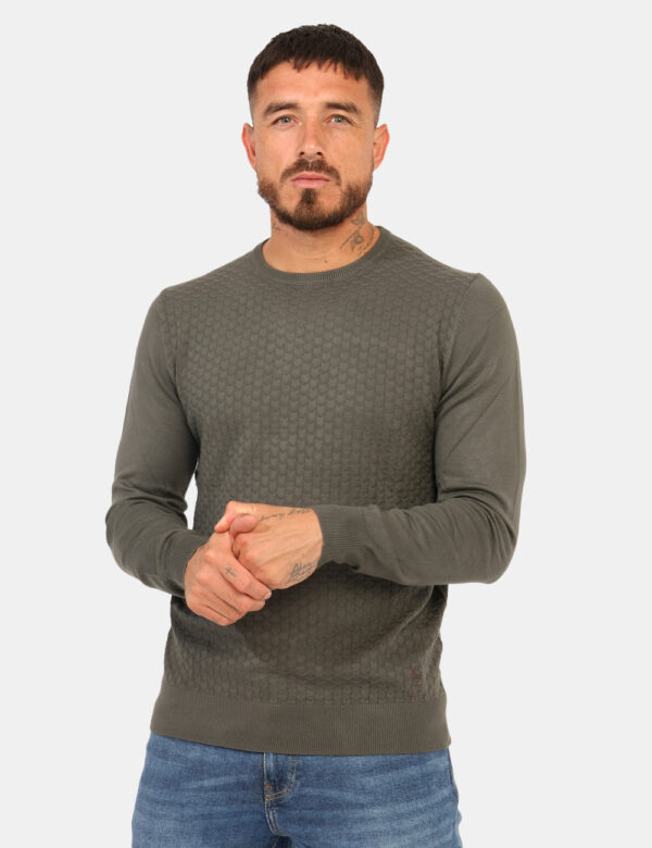 Maglione Yes Zee Grigio - Maglione classico, girocollo, con trama intrecciata e in total grigio. La vestibilità è morbida e