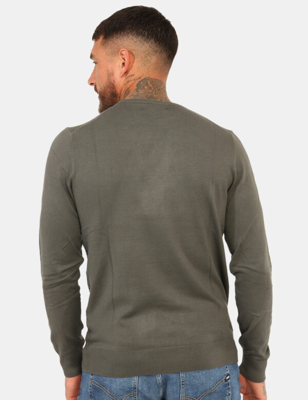 Maglione Yes Zee Grigio - Maglione classico, girocollo, con trama intrecciata e in total grigio. La vestibilità è morbida e