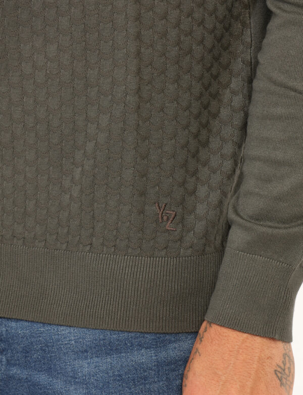 Maglione Yes Zee Grigio - Maglione classico, girocollo, con trama intrecciata e in total grigio. La vestibilità è morbida e